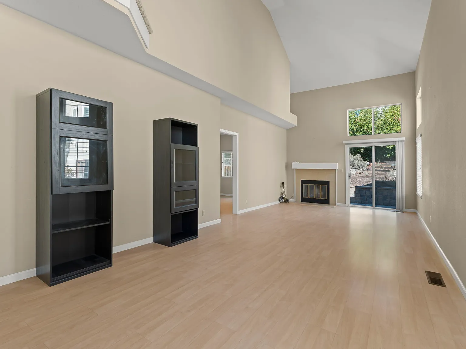 4 bed, 2.5 bath, 1960 sqft, $4,950 — Photo 3