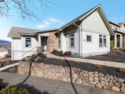 945 Camelot Dr, Ashland, OR, 97520