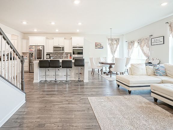 4th image of 32 Westmont Dr Room 5