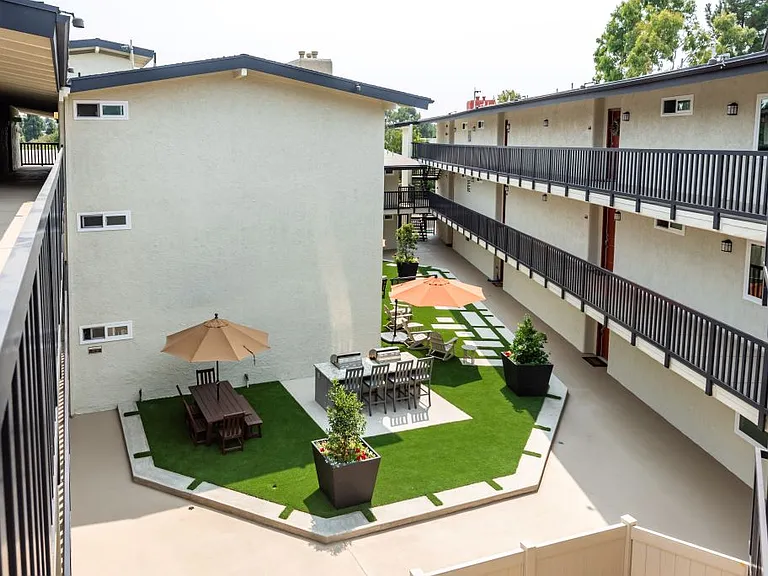 Parkway Terrace — Photo 13