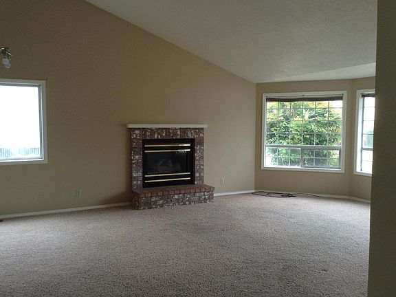5th image of 910 Moonflower St NE