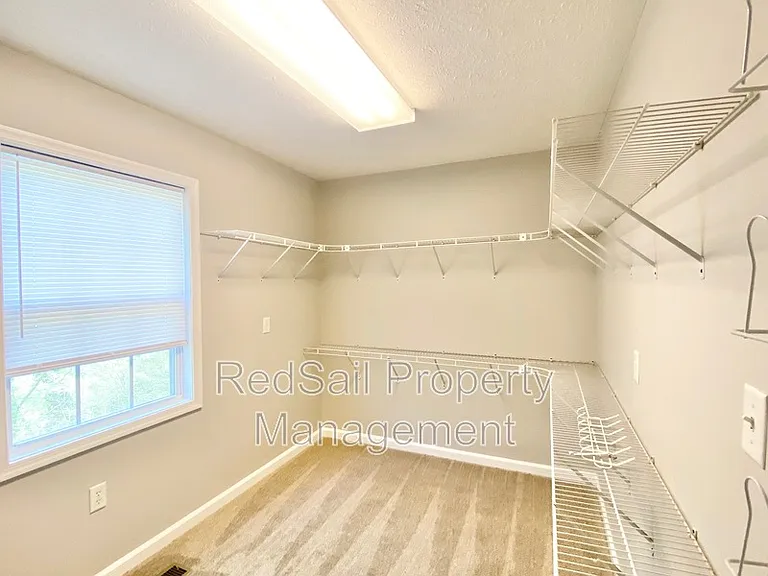 102 Thunderbird Ln — Photo 16