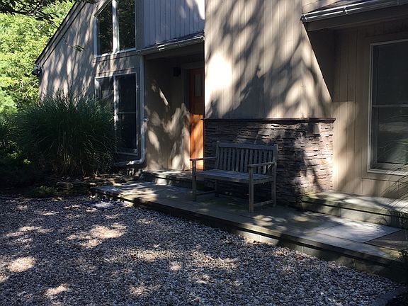 5th image of 147 Talmage Farm Ln