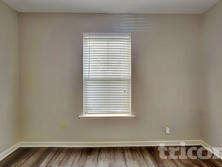 8015 Battle St — Photo 9