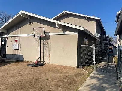 1901 E Lewis Ave — Photo 1