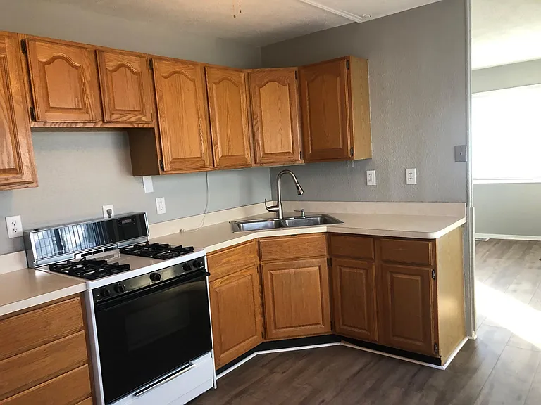 1115 Altgeld St — Photo 16