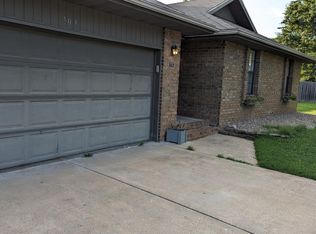 703 S Poplar St, Nixa, MO 65714