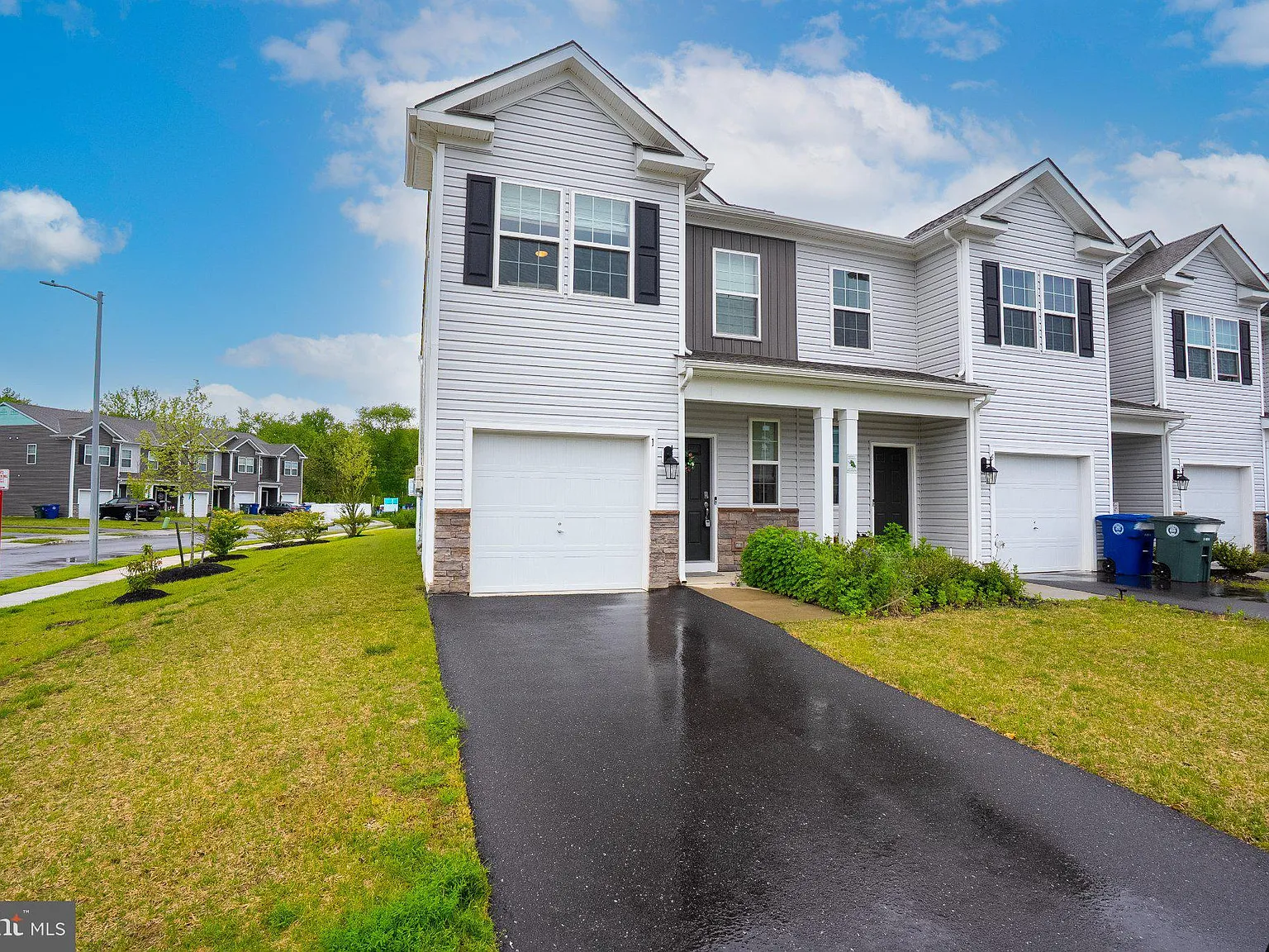 3 bed, 2.5 bath, 1484 sqft, $2,900 — Photo 2