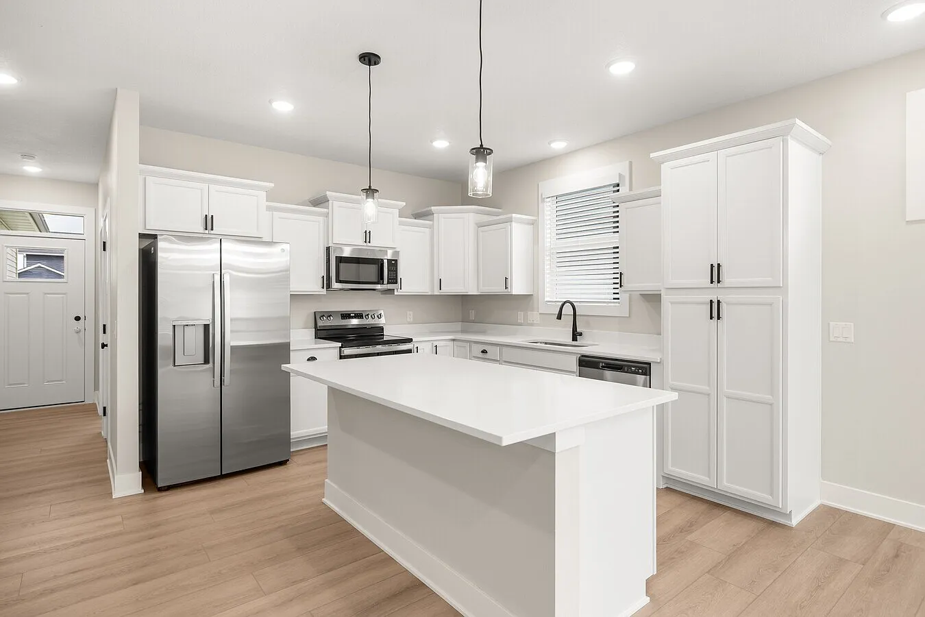 4 bed, 2081 sqft, $2,490 — Photo 2