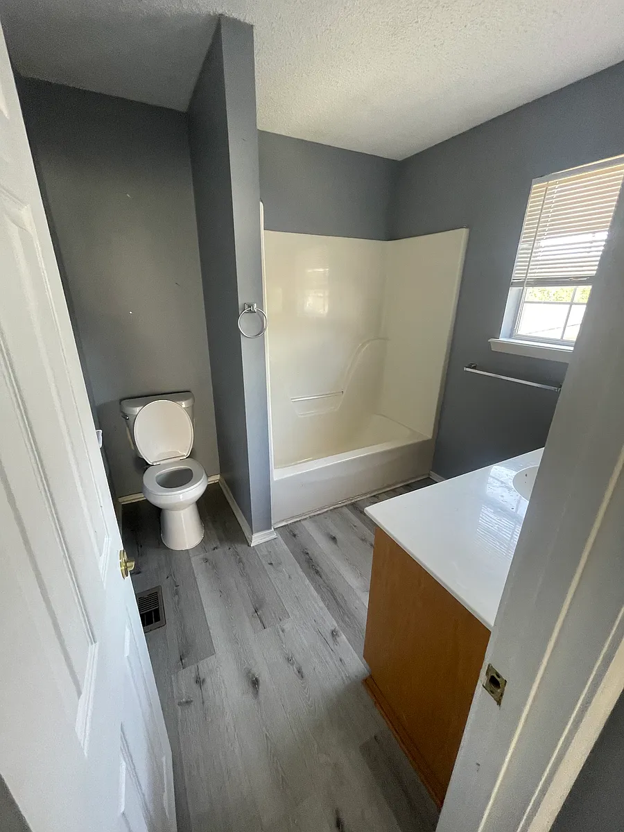 Building Photo - 4560 Laurelwood Dr