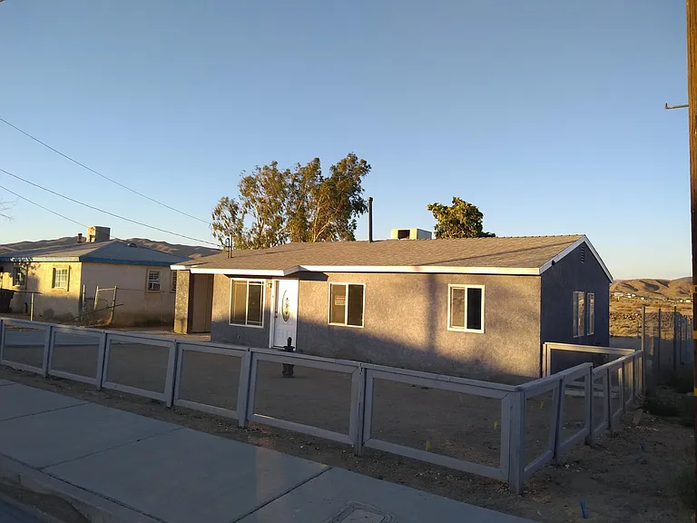 1567 Riverside Dr — Photo 1