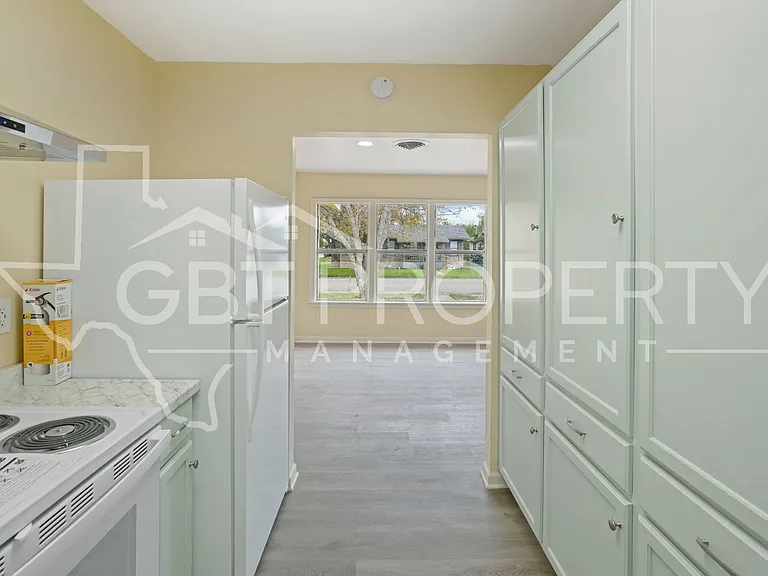 328 Williams St — Photo 3