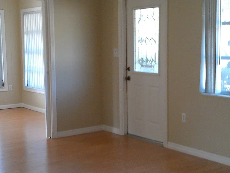 2462 Hyde Park St — Photo 2