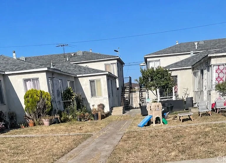 11140 1/2 S Mariposa Ave — Photo 2