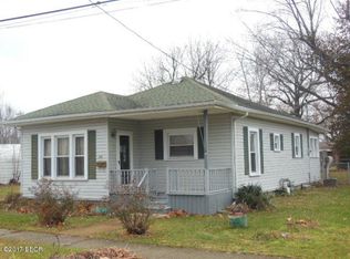 210 S Mill St, Flora, IL 62839