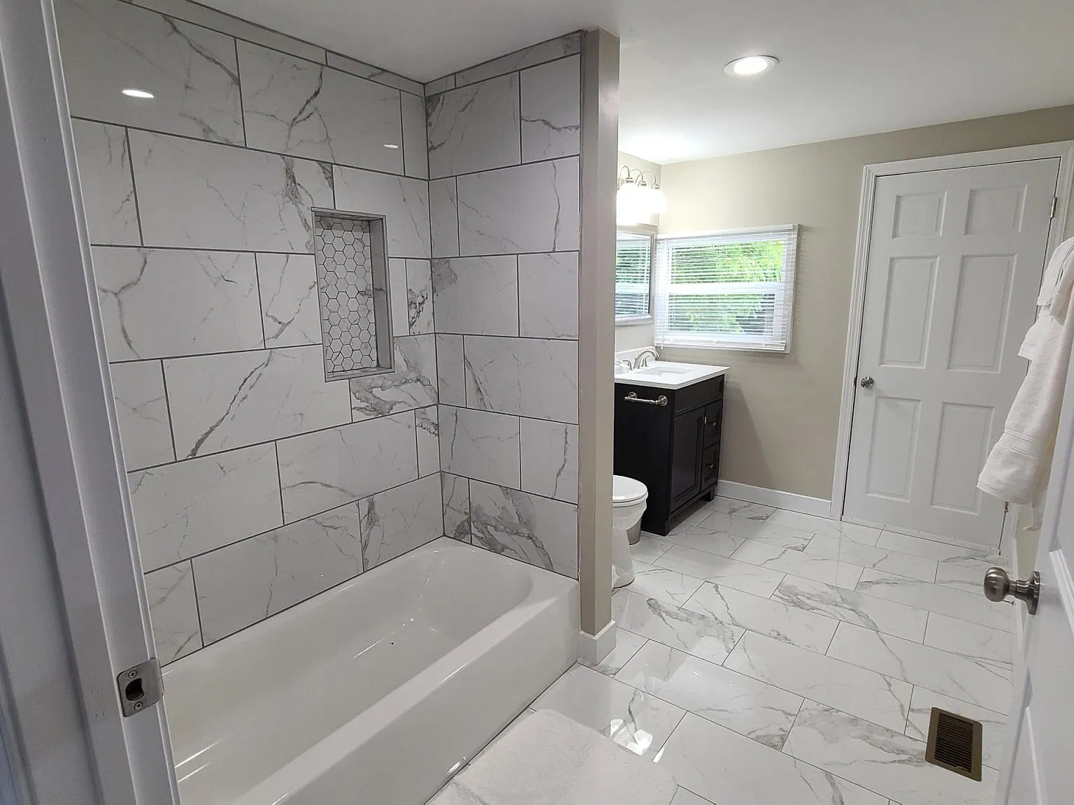 744 Peaks St — Photo 2