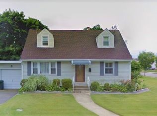 2 Woodhollow Rd, Albertson, NY 11507