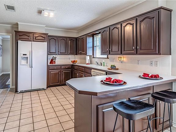 4th image of 15 Lillis Park Cir