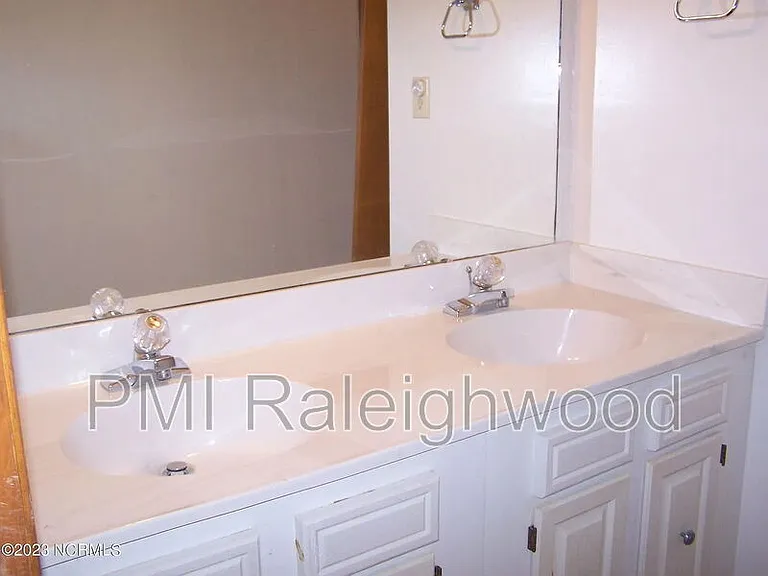 220 Foxkroft Dr — Photo 16