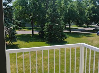 1027 Pondview Ct, Vadnais Heights, MN 55127