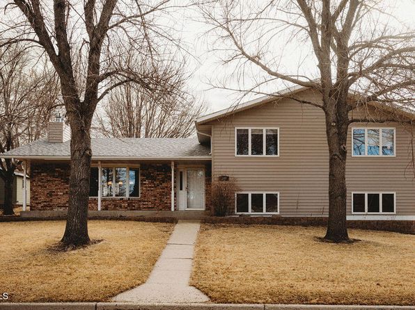 304 21st Ave NE, Jamestown, ND 58401
