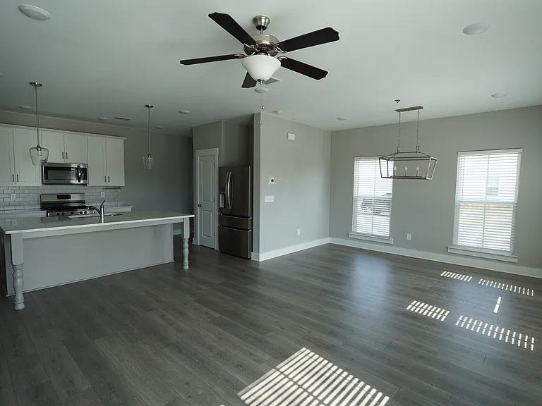 1532 Henry St — Photo 3