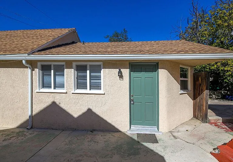 10002 1/2 Pinewood Ave — Photo 2