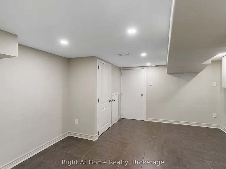 1042 Saint Clarens Ave #BASEMENT — Photo 2