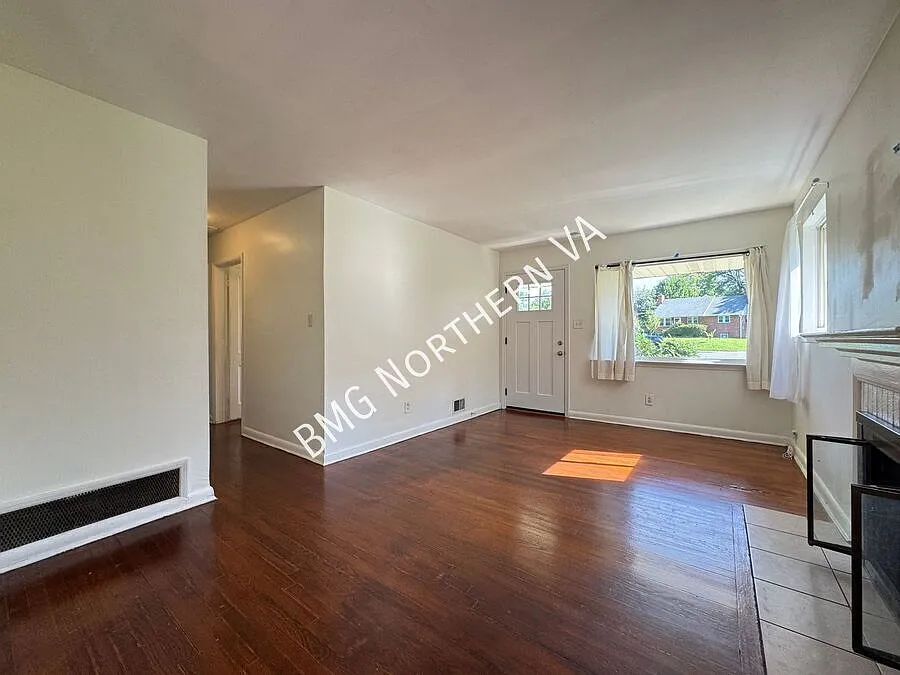 Bright 3-Bedroom, 2 Bath Home with Sunroom & Wooded Views — Photo 2
