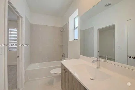 5 bed, 4.5 bath, 3633 sqft, $6,900 — Photo 4
