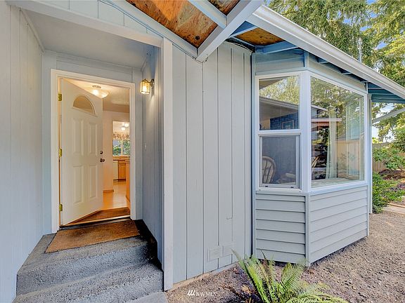 Front door entry way>