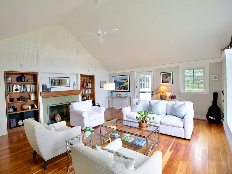 140 W Neck Rd — Photo 10