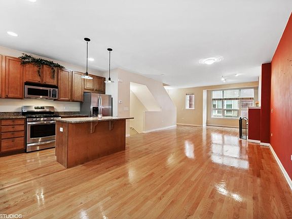 4th image of 3238 N Kilbourn Ave #5