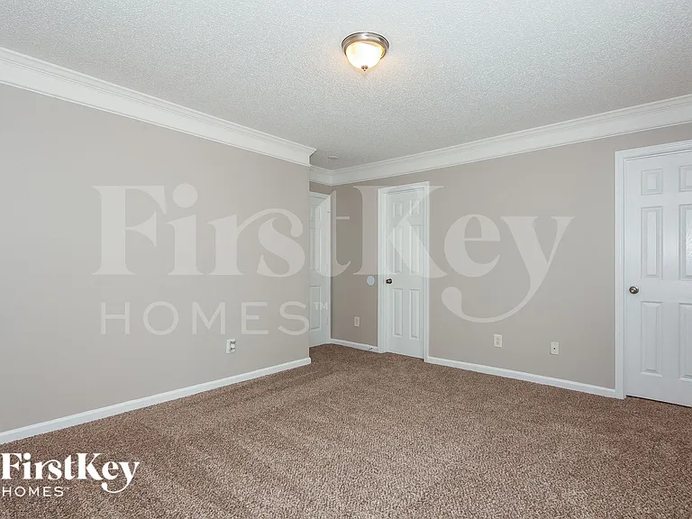 2422 Fairstone Ave — Photo 6
