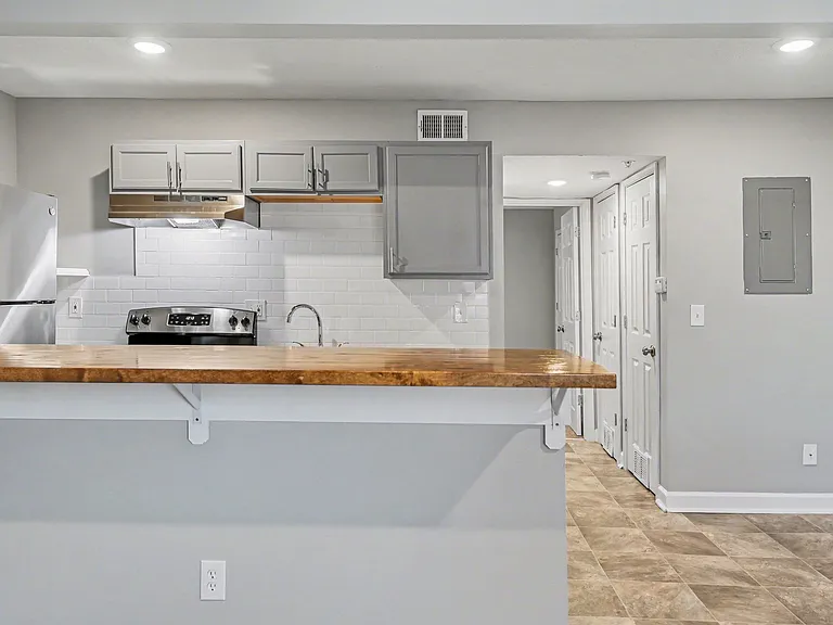 Beverly Place Apartments — Photo 10