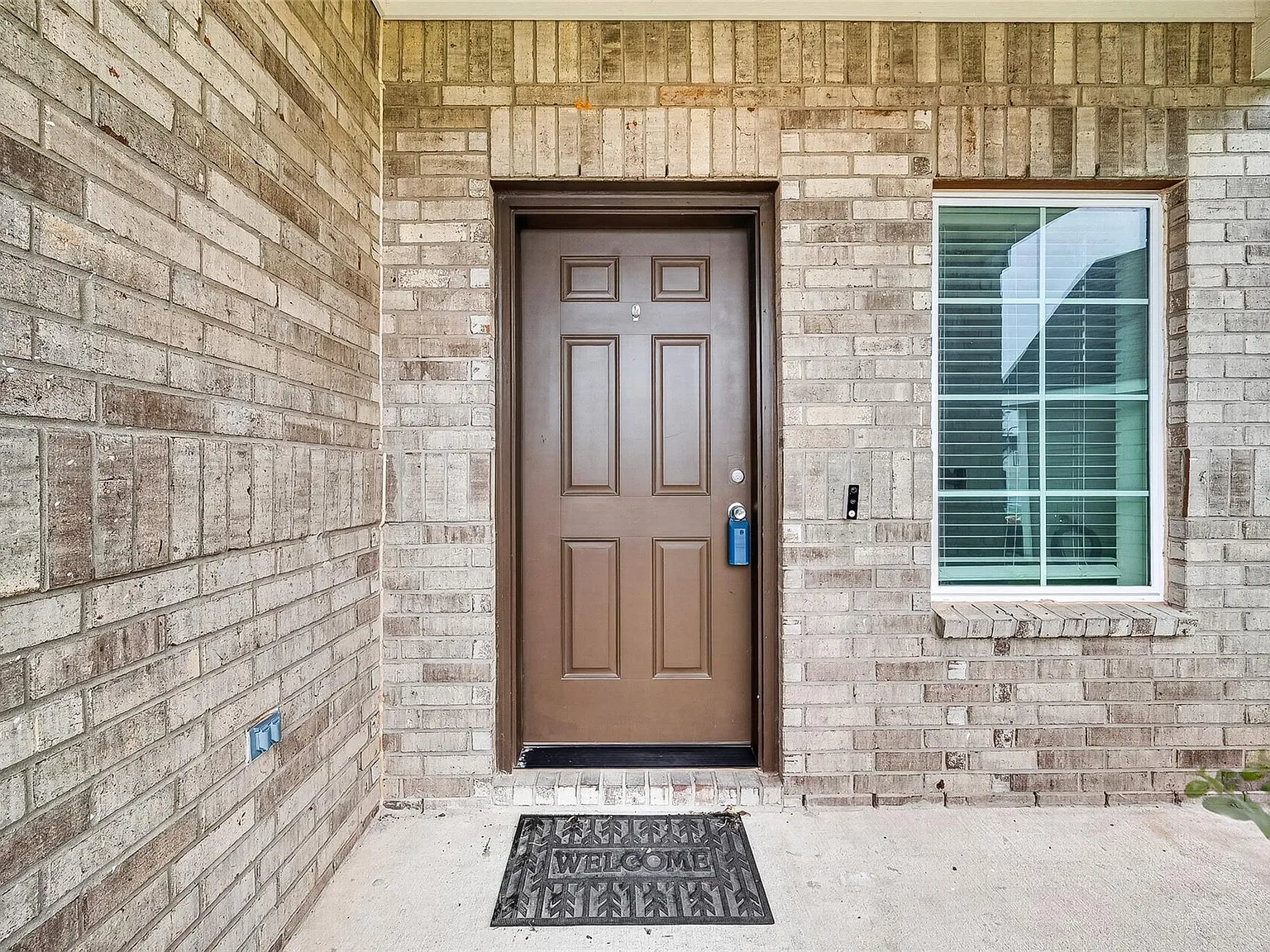 4 bed, 2.5 bath, 2369 sqft, $2,350 — Photo 2