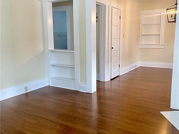 4th image of 139 E Randall Ave