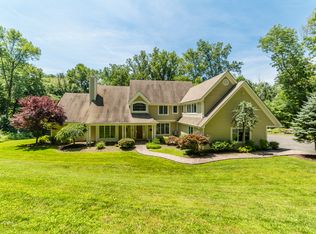 15 Overlook Dr, Mount Kisco, NY 10549