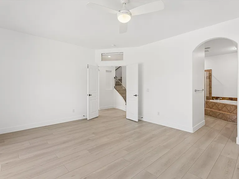 10011 N 1st Ave — Photo 12