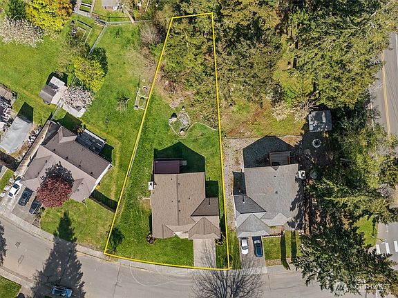 3rd image of 70 SW Roeder Drive