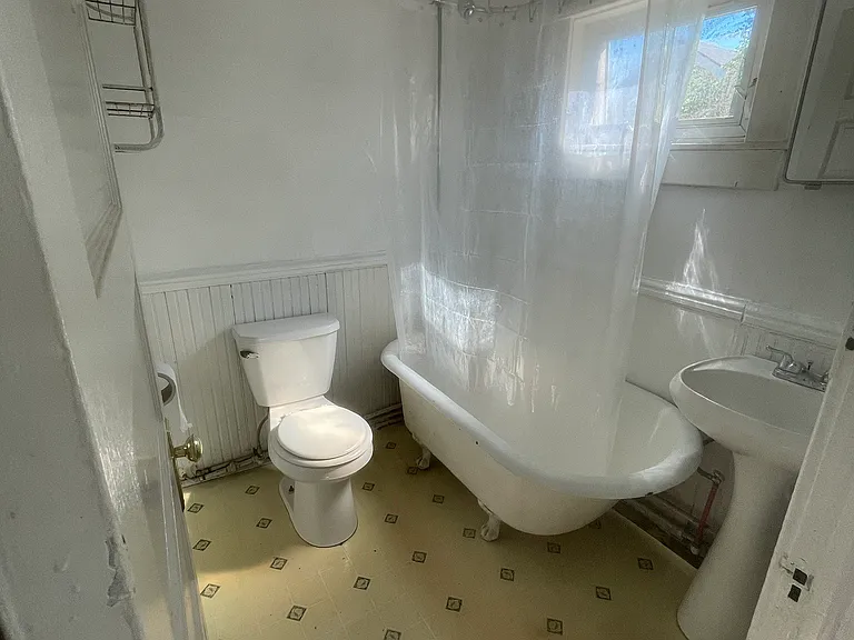 620 Hess Ave — Photo 4