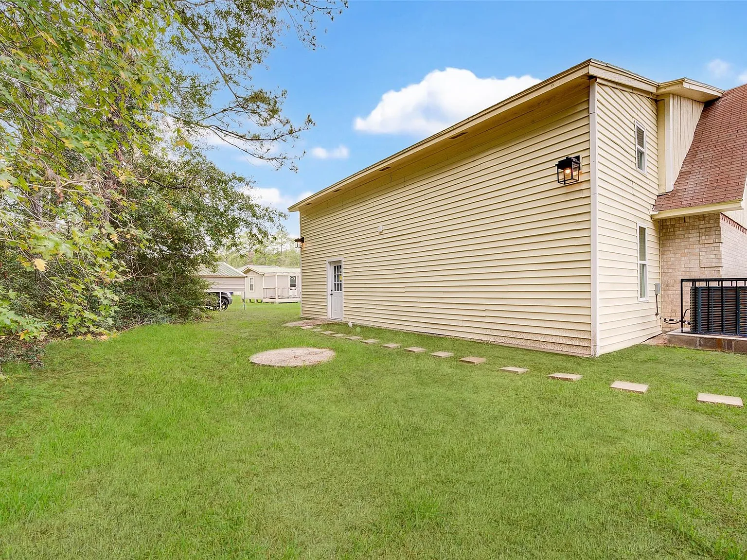 5 bed, 2.0 bath, 2431 sqft, $2,000 — Photo 4