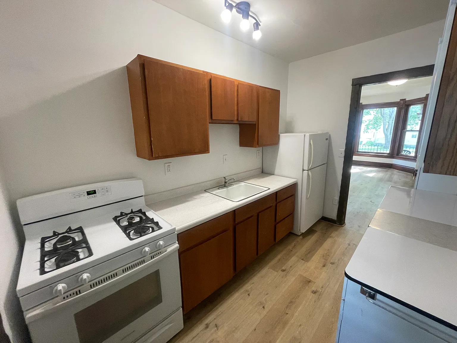 2 bed, 800 sqft, $1,050 — Photo 2
