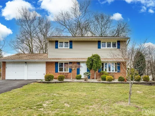 11 Darrow Ct, Kendall Park, NJ 08824