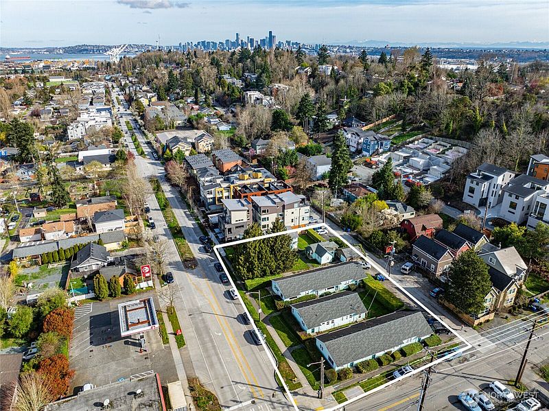 3rd image of 5222 -36 Delridge Way SW