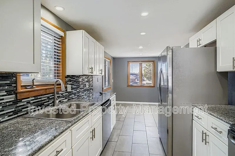 3 bed, 1.0 bath, 1023 sqft, $2,300 — Photo 3