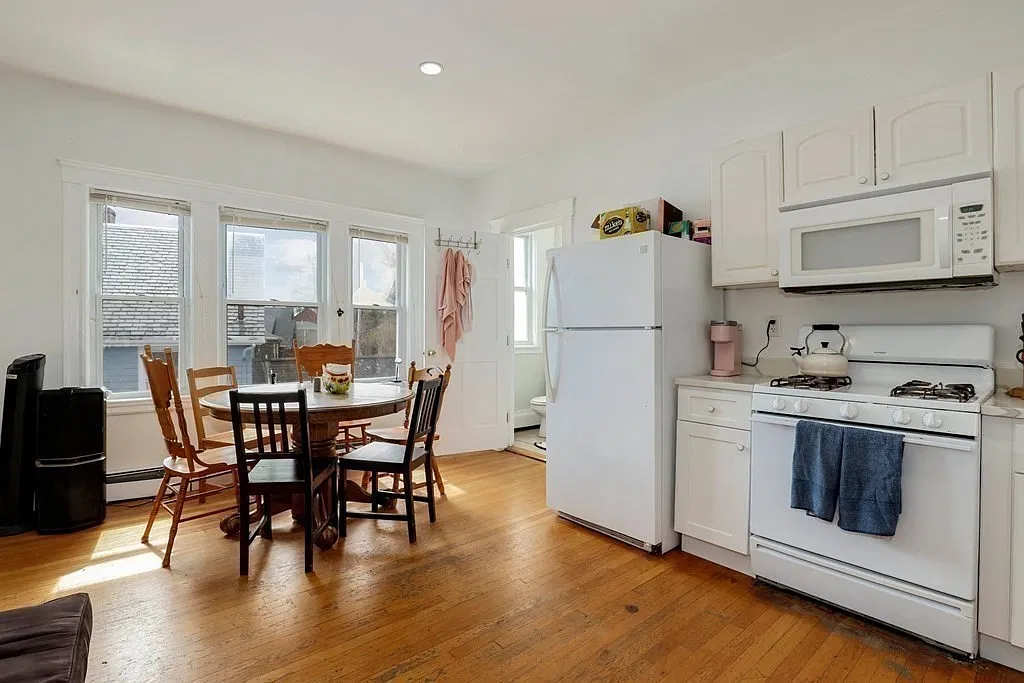 5 bed, 2.5 bath, 2112 sqft, $6,480 — Photo 4