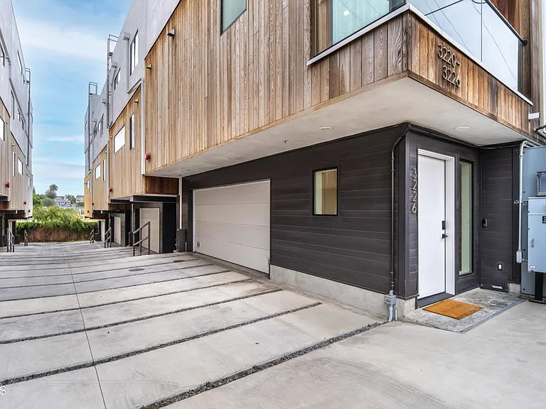 3226 W Robinson Ln — Photo 15