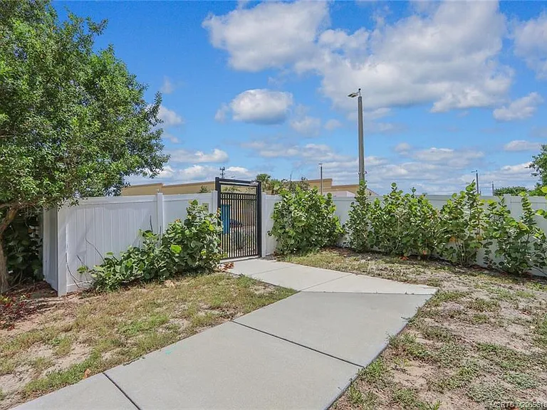 1630 NE Skyhigh Ter — Photo 34