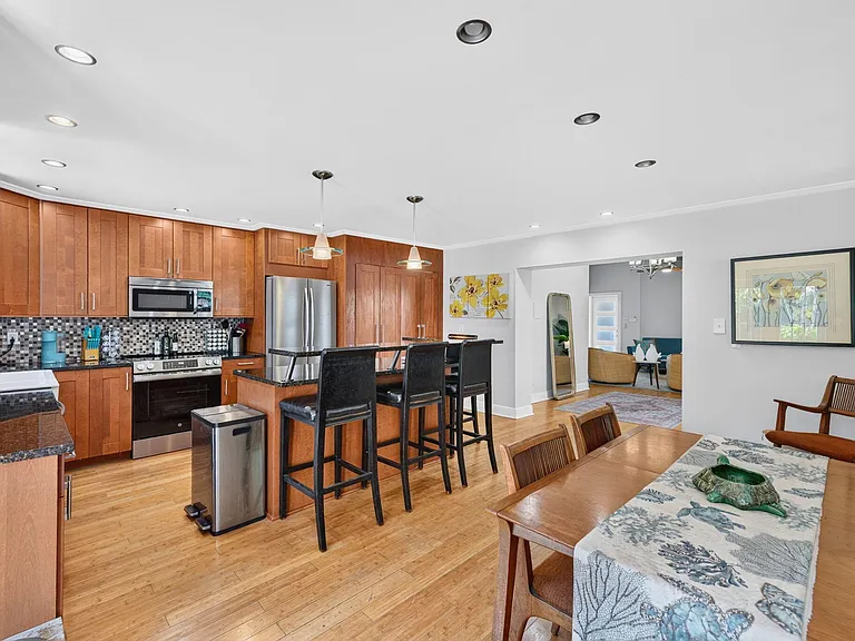 601 NE 14th Pl — Photo 10